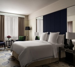 Номер делюкс с 1 двуспальной кроватью в Four Seasons Hotel Moscow