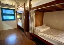 Кровать в общем номере в Suneta Hostel Khaosan