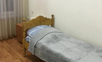 Кровать в общем номере с балконом и с видом на горы в Четыре сезона