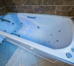 Номер с кроватью размера "queen-size" и гидромассажной ванной в Gloryvell