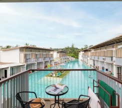 Номер Deluxe с видом на бассейн в The Briza Beach Resort Khaolak