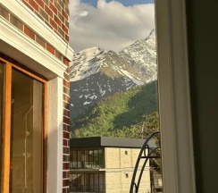 Коттедж с балконом и с видом на горы в Дом на холме