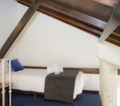 Трёхместный номер Standard с балконом в Casual Ilbira Granada Hotel