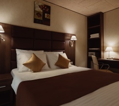 Улучшенный номер с кроватью размера "king-size" в Helix hotel