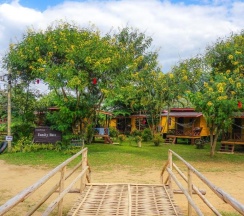 Бунгало с видом на воду в Family Huts