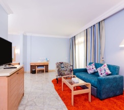 Полулюкс с балконом и с видом на бассейн в Royal Lagoons Resort & Aqua Park Families and Couples ONLY