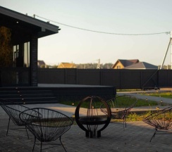 Большой дом Форест с чаном в окружении леса в Timeless