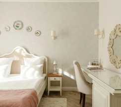 Двухместный номер Provence Standard №50 c 1 комнатой с красивым видом из окна двуспальная кровать в Лель