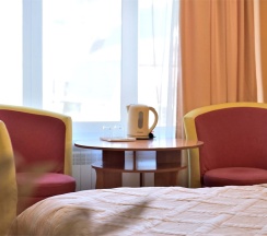 №7. Семейный номер с двуспальной кроватью и видом на горы в Прибой