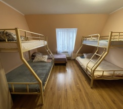 Кровать в общем номере в Домашний ключ