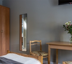 Стандартный  номер с 2 кроватями и собственной ванной в Номера в Гатчине