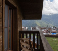 Двухместный номер Стандарт с балконом и с видом на горы двуспальная кровать в Роза шале