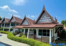 Двухместная вилла Royal с видом на бассейн двуспальная кровать в Aura Samui Best Beach Hotel