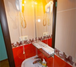 МАЛЕНЬКИЙ 2-местный со ВСЕМИ удобствами (старый номерной фонд) в MaxxRoyal