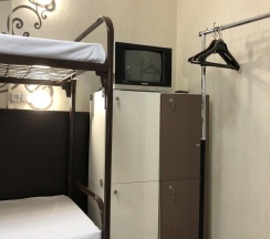 Кровать в общем номере с красивым видом из окна в Центральный Парк