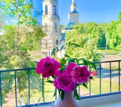 Двухместный люкс с балконом и с красивым видом из окна (двуспальная кровать) в Апартаменты "Сердце Углича" в Историческом центре с видом на Храм