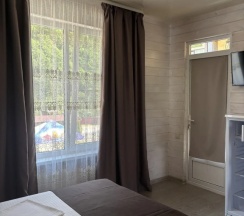 Четырёхместный семейный номер Classic с балконом и с видом на горы в Golden House Hotel