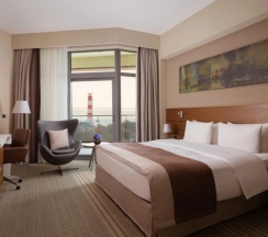 Двухместный номер Делюкс с балконом и с красивым видом из окна двуспальная кровать в Metropol Гранд Отель Геленджик