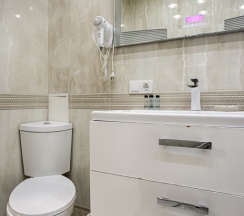 Двухместный номер 24D Deluxe Мансарда с балконом и с видом на море двуспальная кровать в Exclusive Hotel&Apartments