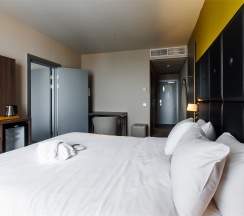 Номер Family Suite c большой двуспальной кроватью в МЕРКЮР ТЮМЕНЬ ЦЕНТР