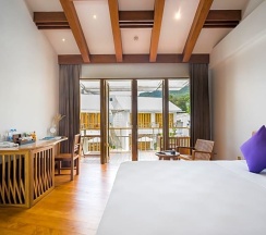 Номер с видом на бассейн в White Sand Samui Resort