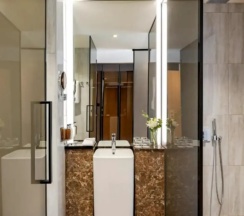 Двухместный номер Premium Raining Street View двуспальная кровать в Voco Monaco Dubai