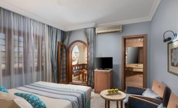 Двухместный номер с балконом и с видом на сад двуспальная кровать в Royal Lagoons Resort & Aqua Park Families and Couples ONLY