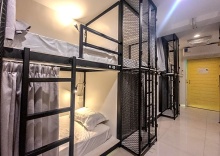 Кровать в общем номере в Sloth Hostel Don Mueang