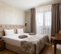 Двухместный номер Стандарт с балконом и с видом на горы двуспальная кровать в Роза шале