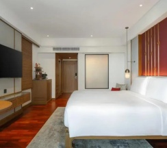 Двухместный номер Deluxe с террасой с видом на море двуспальная кровать в Anantara Hua Hin Resort