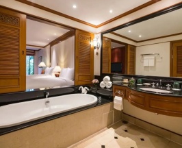 Двухместный номер Guest Ground Floor с видом на бассейн двуспальная кровать в JW Marriott Phuket Resort & Spa