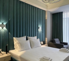 Двухместный номер Comfort с балконом и с красивым видом из окна двуспальная кровать в Parallel