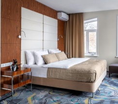 Апартаменты до 3 гостей с видом на город в V Hotel&Rooftop lounge