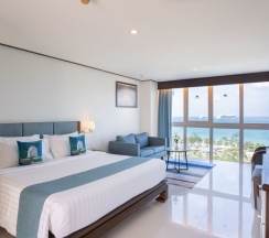 Двухместный номер Superior с балконом и с видом на море двуспальная кровать в Andaman Beach Suites Hotel