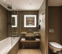Номер стандарт улучшенный с 1 двуспальной кроватью в Novotel Krasnoyarsk center