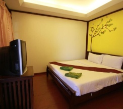 Бунгало Superior с балконом и с видом на бассейн в Tharathip Resort