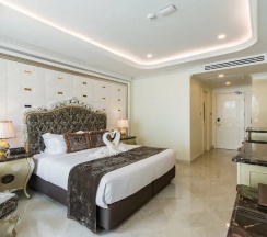 Двухместный номер Deluxe с видом на бассейн двуспальная кровать в LK Emerald Beach