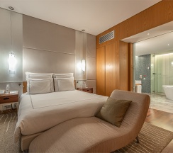 Люкс Residential, с доступом в Swiss Executive Lounge - с большой двуспальной кроватью в Swissotel Красные Холмы