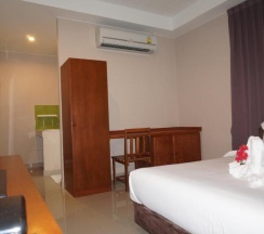 Двухместный номер Deluxe с балконом и с видом на море двуспальная кровать в Отель Kata Beachwalk