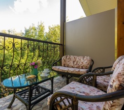 Двухместный люкс Provence №30 с 2 комнатами с балконом и с видом на парк двуспальная кровать в Лель