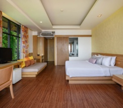 Двухместный номер Superior с видом на море двуспальная кровать в Karon Phunaka Resort