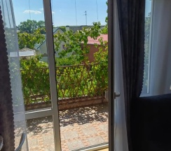 Двухместный полулюкс Мансарда с балконом и с красивым видом из окна двуспальная кровать в Тихий домик