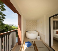 Двухместный люкс Deluxe c гидромассажной ванной с балконом и с видом на горы двуспальная кровать в Avista Grande Phuket Karon - MGallery