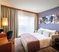Двухместный полулюкс с балконом двуспальная кровать в Leonardo Hotel Salzburg City Center
