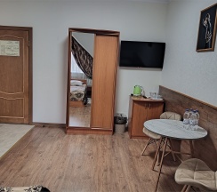 Двухкомнатный двухместный номер с двумя дополнительными местами с кондиционером в Колыба