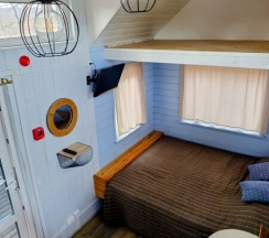 Сапфировый tiny house в Шведские дачи