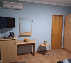 УЮТНЫЙ 11 ТРЕХМЕСТНЫЙ НОМЕР С ДВУСПАЛЬНОЙ КРОВАТЬЮ, ОДНОМЕСТНЫМ ДИВАН НА 3 ЭТАЖЕ в Цитрус