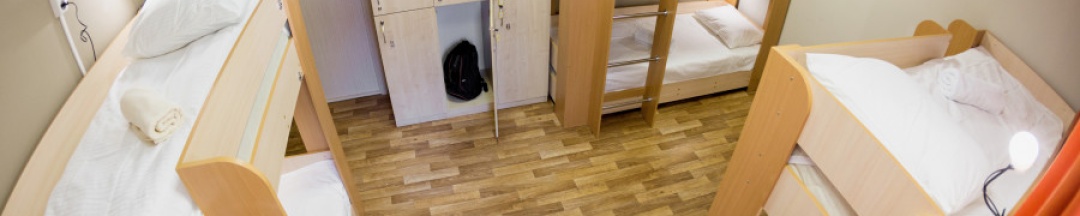 Кровать в общем мужском 6-местном номере в Z Hostel