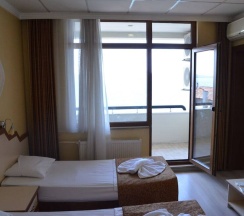 Двухместный номер Standard с балконом 2 отдельные кровати в Ayvalik Palas Hotel