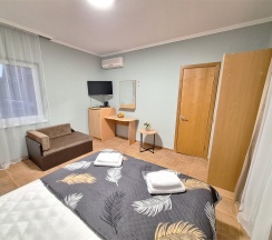 УЮТНЫЙ 11 ТРЕХМЕСТНЫЙ НОМЕР С ДВУСПАЛЬНОЙ КРОВАТЬЮ, ОДНОМЕСТНЫМ ДИВАН НА 3 ЭТАЖЕ в Цитрус